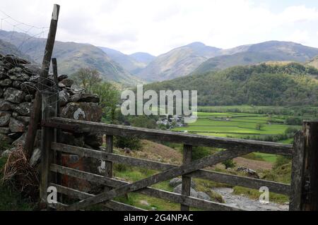 En regardant vers Borrowdale et les coquillages environnants. Le chemin de Watendlath à Rosthwaite est un parcours populaire auprès des randonneurs et des motards de montagne. Banque D'Images