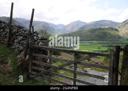 En regardant vers Borrowdale et les coquillages environnants. Le chemin de Watendlath à Rosthwaite est un parcours populaire auprès des randonneurs et des motards de montagne. Banque D'Images