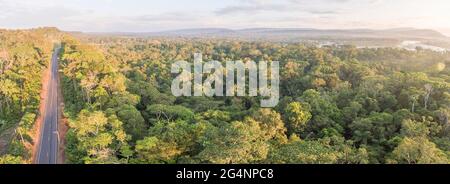 Panorama aérien d'une autoroute amazonienne en Équateur avec Rio Napo en arrière-plan. Les routes apportent la colonisation et la destruction de la forêt tropicale au Banque D'Images