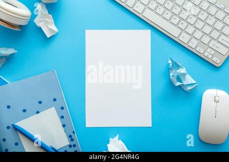 Maquette blanche vierge pour l'espace de copie avec cadre en papeterie de bureau et d'école blanc bleu sur mise en page bleu pastel pour le travail et l'éducation. Retour à Banque D'Images