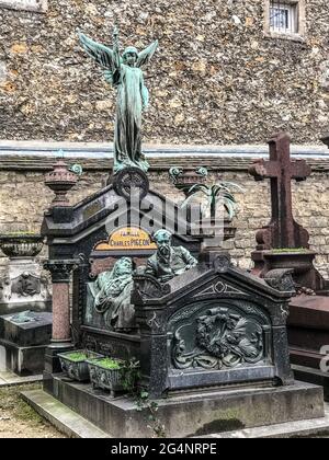 Tombe de Charles Joseph Pigeon et de sa femme au cimetière Montparnasse, Paris. Il est célèbre pour l'invention de la lampe Pigeon. Tombe accrocheuse. Banque D'Images