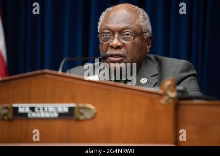 Washington, DC, États-Unis. 22 juin 2021. Le représentant AMÉRICAIN James Clyburn, démocrate de Caroline du Sud et président du comité, s'exprime en tant que président du conseil de la Réserve fédérale, Jerome Powell, pour témoigner de la réponse de la Réserve fédérale à la pandémie du coronavirus lors d'une réunion du comité spécial de surveillance et de réforme de la Chambre sur le coronavirus à Capitol Hill à Washington, DC, le 22 juin 2021. (Photo par Pool/Sipa USA) crédit: SIPA USA/Alay Live News Banque D'Images