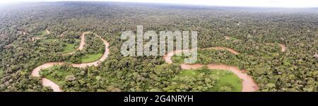 Rio Shiripuno dans l'Amazonie équatorienne vue de l'air. Ce affluent de l'amazone serpente à travers la forêt tropicale vierge Banque D'Images