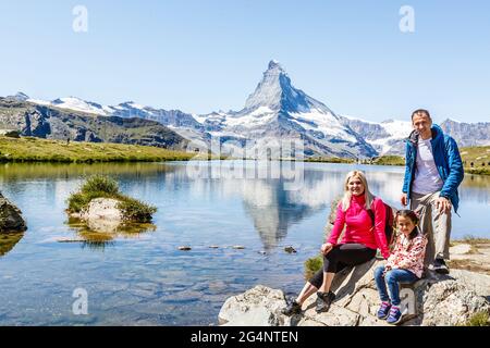 La famille sur une journée de trekking dans les montagnes Banque D'Images