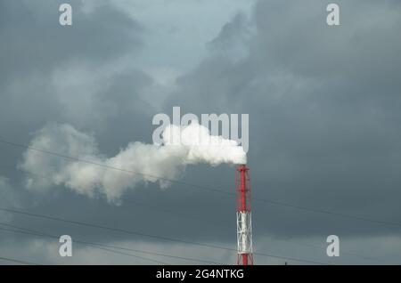 Fumée de la cheminée de l'usine. Pollution écologique. Les émissions atmosphériques polluent la ville. Les déchets industriels sont dangereux pour la santé. Banque D'Images