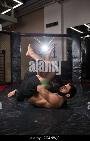 MMA. Deux boxeurs professionnels de boxe, de la forme musculaire des athlètes caucasiens de combat. Sport, compétition, excitation et émotions humaines. Vue latérale activée Banque D'Images