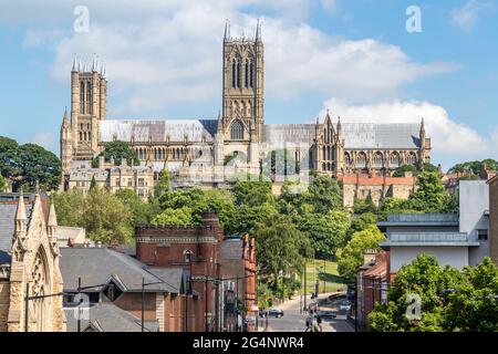 Vue sur une route à la cathédrale de Lincoln en juin 2021 alors qu'elle domine la ligne d'horizon. Banque D'Images