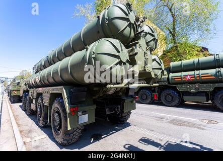 Samara, Russie - 6 mai 2021 : système de missiles antiaériens russe (SAM) S-400 Triumph sur la rue de la ville Banque D'Images