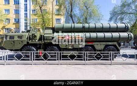Samara, Russie - 6 mai 2021 : système de missiles antiaériens russe (SAM) S-400 Triumph sur la rue de la ville Banque D'Images