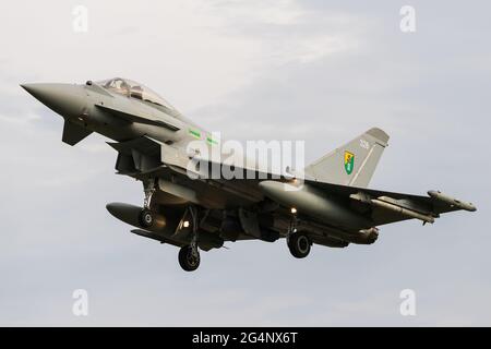 Un Eurofighter Typhoon de la RAF descend dans la RAF Coningsby dans le Lincolnshire en juin 2021 après une sortie d'entraînement au-dessus des cieux du Royaume-Uni. Banque D'Images