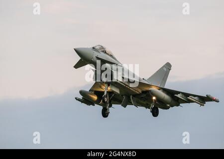 Un Eurofighter Typhoon de la RAF descend dans la RAF Coningsby dans le Lincolnshire en juin 2021 après une sortie d'entraînement au-dessus des cieux du Royaume-Uni. Banque D'Images