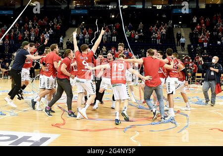 Hambourg, Allemagne. 22 juin 2021. Handball, 2. Bundesliga, HSV Hamburg - ASV Hamm-Westfalen. L'équipe HSV Hamburg célèbre la promotion à la Bundesliga après leur 32:28 au-dessus de Hamm. Crédit : Michael Schwartz/MSSP/dpa/Alay Live News Banque D'Images