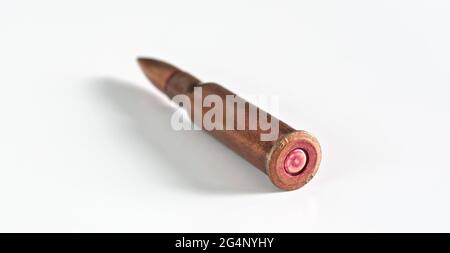 Pose de balle de mitrailleuse en cuivre - isolée sur fond blanc Banque D'Images