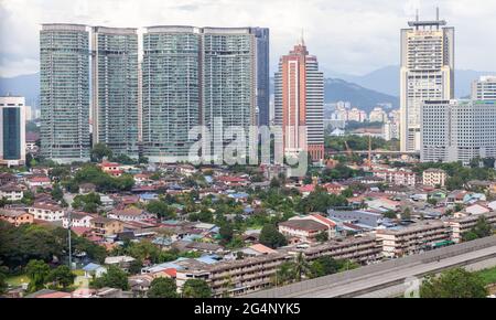Kuala Lumpur, Malaisie - 28 novembre 2019 : vue sur le centre-ville de Kuala Lumpur avec de petites maisons anciennes et hautes Banque D'Images