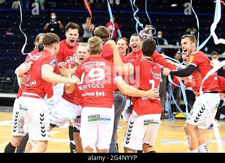 Hambourg, Allemagne. 22 juin 2021. Handball, 2ème Bundesliga, HSV Hamburg - ASV Hamm-Westfalen. L'équipe HSV Hamburg célèbre la promotion à la Bundesliga après leur 32:28 au-dessus de Hamm. Crédit : Michael Schwartz/MSSP/dpa/Alay Live News Banque D'Images
