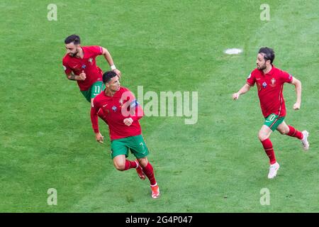 Munich, Allemagne. 19 juin 2021. Cristiano Ronaldo, du Portugal, célèbre un but avec Bruno Fernandes et Bernardo Silva lors du match de championnat F de l'UEFA EURO 2020 entre le Portugal et l'Allemagne à l'arène de football de Munich. (Note finale; Portugal 2:4 Allemagne) (photo de Mikolaj Barbanell/SOPA Images/Sipa USA) crédit: SIPA USA/Alay Live News Banque D'Images