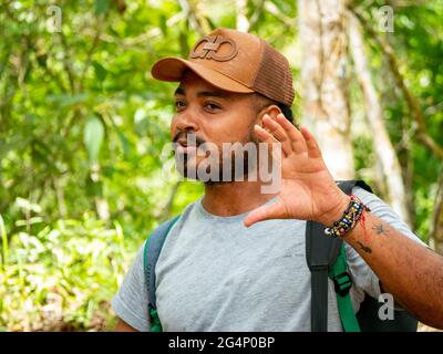 Minca, Magdalena, Colombie - Mai 19 2021: L'homme latin à barbe brune porte un chapeau et est dans la forêt entourée par beaucoup de nature Banque D'Images