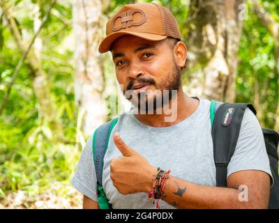 Minca, Magdalena, Colombie - Mai 19 2021: L'homme latin à barbe brune porte un chapeau et est dans la forêt entourée par beaucoup de nature Banque D'Images