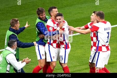 Ivan Perisic (au centre), en Croatie, célèbre le troisième but du match de l'UEFA Euro 2020 Group D au parc Hampden, à Glasgow. Date de la photo: Mardi 22 juin 2021. Banque D'Images