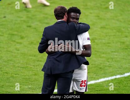 Bukayo Saka (à droite), en Angleterre, est félicité par le Manager Gareth Southgate lors du match de l'UEFA Euro 2020 Group D au stade Wembley, à Londres. Date de la photo: Mardi 22 juin 2021. Banque D'Images