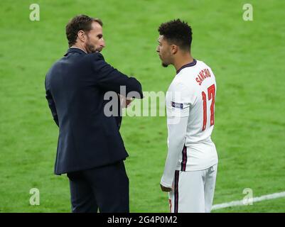 Londres, Angleterre, 22 juin 2021. Gareth Southgate, directeur de l'Angleterre, instruit Jadon Sancho, d'Angleterre, lors du match des championnats d'Europe de l'UEFA au stade Wembley, Londres. Le crédit photo devrait se lire: David Klein / Sportimage Banque D'Images