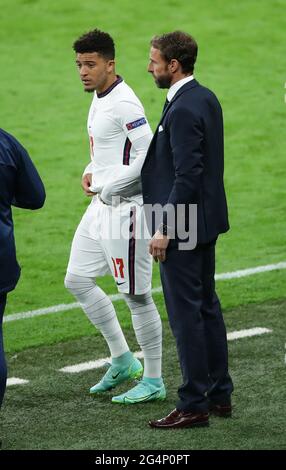 Londres, Angleterre, 22 juin 2021. Gareth Southgate, directeur de l'Angleterre, instruit Jadon Sancho, d'Angleterre, lors du match des championnats d'Europe de l'UEFA au stade Wembley, Londres. Le crédit photo devrait se lire: David Klein / Sportimage Banque D'Images