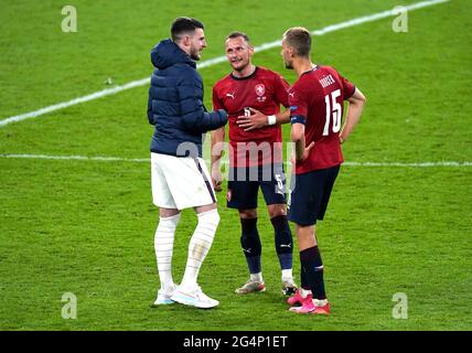 Declan Rice (à gauche) s'entretient avec Vladimir Coufal et Tomas Soucek (à droite) de la République tchèque lors du match de l'UEFA Euro 2020 du Groupe D au stade Wembley, à Londres. Date de la photo: Mardi 22 juin 2021. Banque D'Images