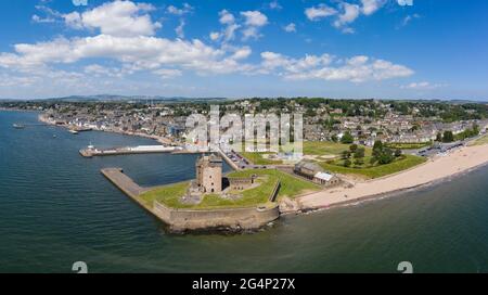 Vue aérienne de Broughty Ferry et du château de Broughty, Écosse. Banque D'Images