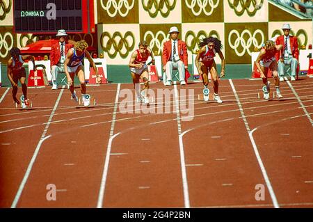 Florence Griffith Joyner (Etats-Unis) remporte la médaille d'or de la finale féminine de 100m aux Jeux Olympiques d'été 1988. Banque D'Images