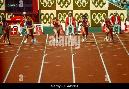 Florence Griffith Joyner (Etats-Unis) remporte la médaille d'or de la finale féminine de 100m aux Jeux Olympiques d'été 1988. Banque D'Images