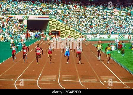 Finale du 100m masculin aux Jeux Olympiques d'été 1988. Ben Johnson (CAN) #159 gagne mais est plus tard disqualifié donnant la victoire à Carl Lewis (USA) #1102. Banque D'Images