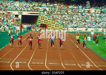 Finale du 100m masculin aux Jeux Olympiques d'été 1988. Ben Johnson (CAN) #159 gagne mais est plus tard disqualifié donnant la victoire à Carl Lewis (USA) #1102. Banque D'Images