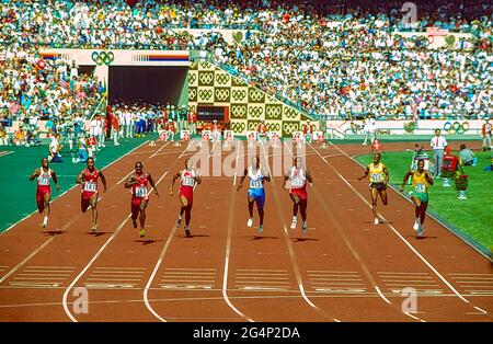 Finale du 100m masculin aux Jeux Olympiques d'été 1988. Ben Johnson (CAN) #159 gagne mais est plus tard disqualifié donnant la victoire à Carl Lewis (USA) #1102. Banque D'Images