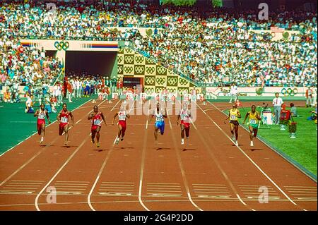 Finale du 100m masculin aux Jeux Olympiques d'été 1988. Ben Johnson (CAN) #159 gagne mais est plus tard disqualifié donnant la victoire à Carl Lewis (USA) #1102. Banque D'Images