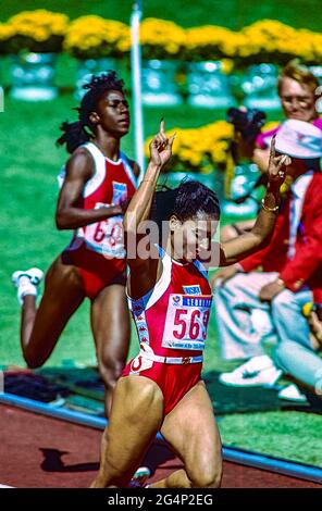 Florence Griffith Joyner (Etats-Unis) remporte la médaille d'or de la finale féminine de 100m aux Jeux Olympiques d'été 1988. Banque D'Images