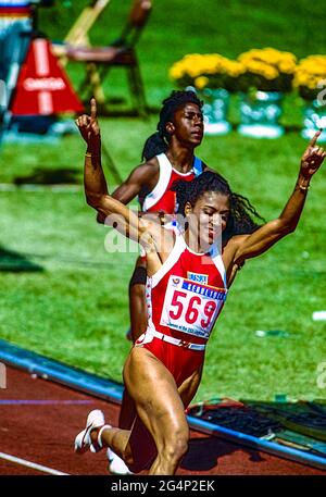 Florence Griffith Joyner (Etats-Unis) remporte la médaille d'or de la finale féminine de 100m aux Jeux Olympiques d'été 1988. Banque D'Images