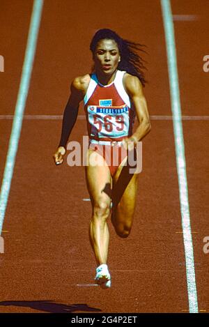 Florence Griffith Joyner (Etats-Unis) remporte la médaille d'or de la finale féminine de 100m aux Jeux Olympiques d'été 1988. Banque D'Images