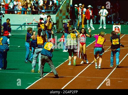 Florence Griffith Joyner (Etats-Unis) remporte la médaille d'or de la finale féminine de 100m aux Jeux Olympiques d'été 1988. Banque D'Images