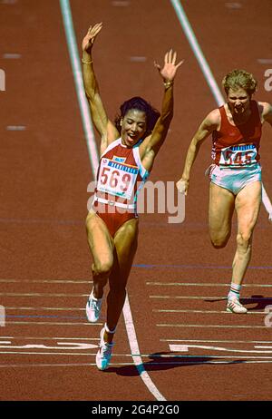 Florence Griffith Joyner (Etats-Unis) remporte la médaille d'or de la finale féminine de 100m aux Jeux Olympiques d'été 1988. Banque D'Images