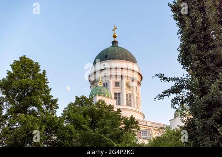 La façade blanche de la cathédrale d'Helsinki est un point de repère reconnaissable dans la capitale finlandaise Banque D'Images