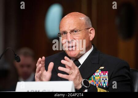 Washington, États-Unis d'Amérique. 22 juin 2021. L'amiral Michael Gilday, chef des opérations navales, comparaît devant un comité sénatorial des services armés pour examiner la position du ministère de la Marine à l'égard de la demande d'autorisation de défense pour l'exercice 2022 et les années à venir Programme de défense, Dans l'édifice Dirksen du bureau du Sénat à Washington, DC, le mardi 22 juin 2021. Crédit: Rod Lamkey/CNP/Sipa USA crédit: SIPA USA/Alay Live News Banque D'Images