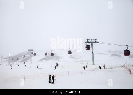 Kayseri,Turquie - 01-25-2014 :personnes skier sur le Mont Erciyes et le téléphérique Banque D'Images