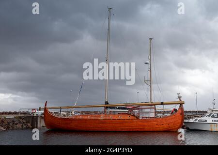 Réplique d'un bateau viking en bois à trois mâts amarré dans la mer d'islande Banque D'Images