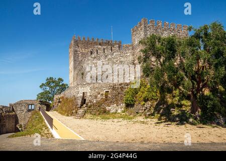 Vue sur l'intérieur du château de Leiria, par beau temps, avec un accent sur la tour du donjon. Banque D'Images