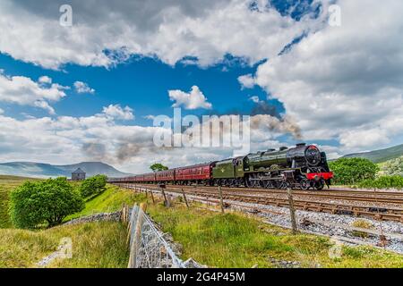 Le Dalesman, dirigé par 46115 Scots Guardsman, passe juste en passant la boîte de signalisation Blea Moor avec la montagne Ingleborough en arrière-plan Banque D'Images