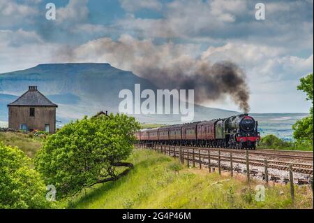 Le Dalesman, dirigé par 46115 Scots Guardsman, passe juste en passant la boîte de signalisation Blea Moor avec la montagne Ingleborough en arrière-plan Banque D'Images