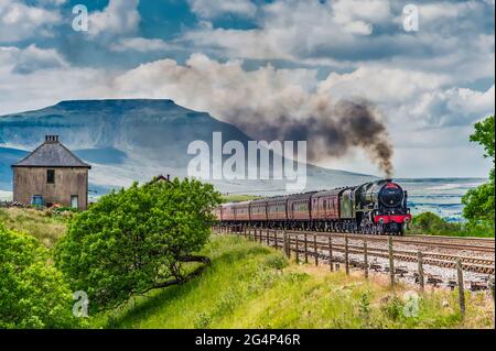 Le Dalesman, dirigé par 46115 Scots Guardsman, passe juste en passant la boîte de signalisation Blea Moor avec la montagne Ingleborough en arrière-plan Banque D'Images