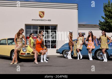 Les femmes de la période des années 1960 se posent avec les voitures Porsche classiques au Goodwood Revival sur le circuit de Goodwood 2011. Reconstruction de la salle d'exposition Banque D'Images