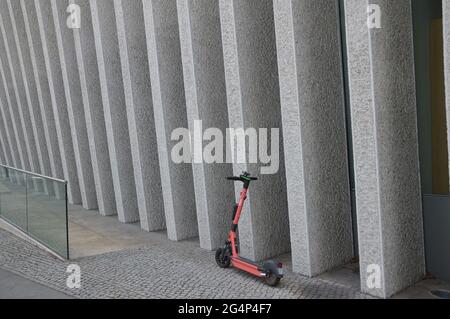 Un scooter électrique devant le bâtiment de l'ambassade du Mexique à Berlin, Allemagne - 21 juin 2021 Banque D'Images