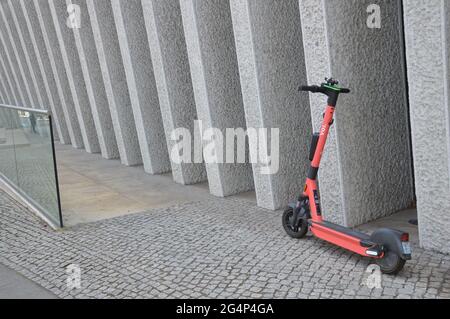 Un scooter électrique devant le bâtiment de l'ambassade du Mexique à Berlin, Allemagne - 21 juin 2021 Banque D'Images